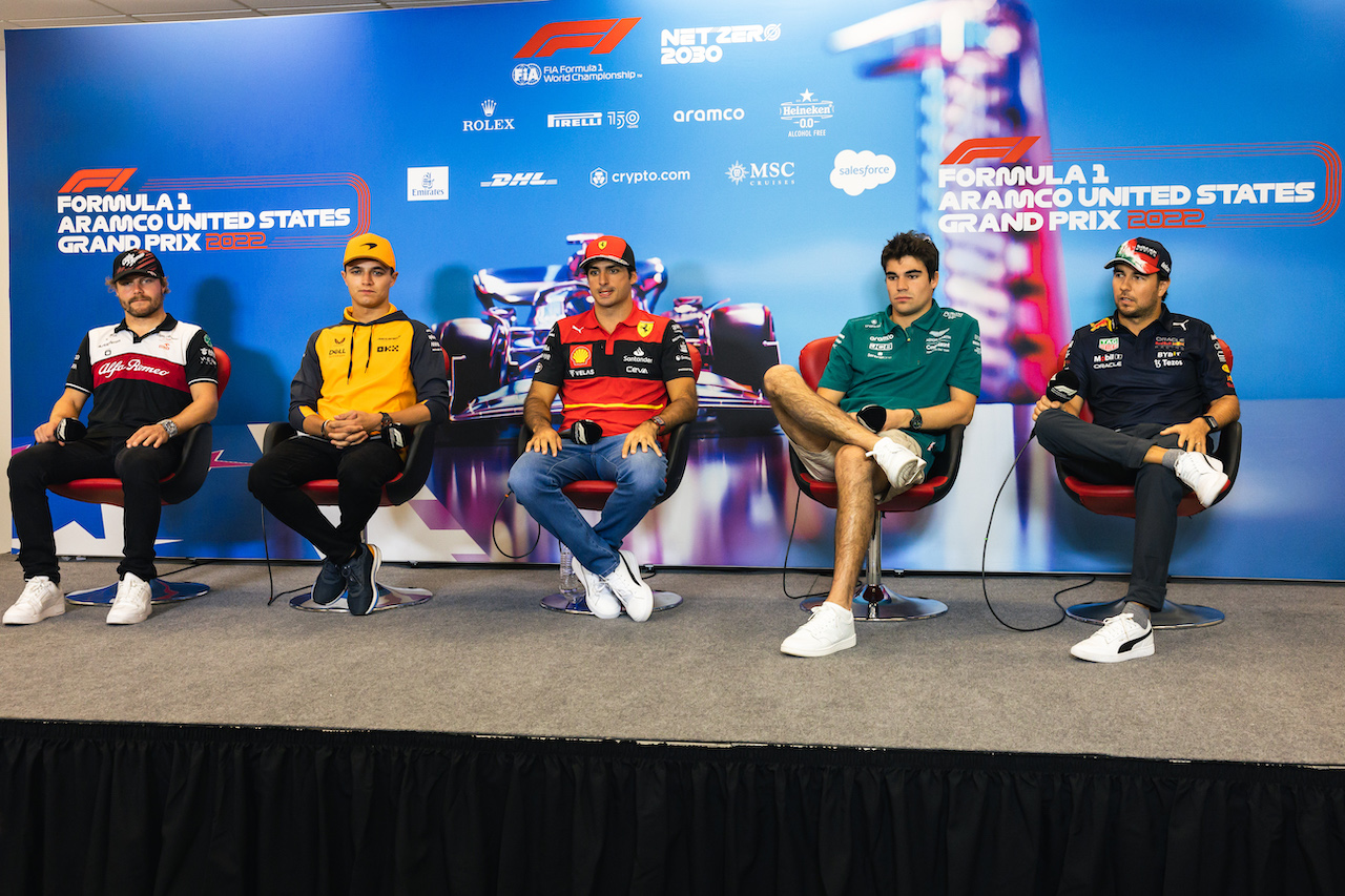GP STATI UNITI, (L to R): Valtteri Bottas (FIN) Alfa Romeo F1 Team; Lando Norris (GBR) McLaren; Carlos Sainz Jr (ESP) Ferrari; Lance Stroll (CDN) Aston Martin F1 Team; e Sergio Perez (MEX) Red Bull Racing, in the FIA Press Conference.
20.10.2022. Formula 1 World Championship, Rd 19, United States Grand Prix, Austin, Texas, USA, Preparation Day.
- www.xpbimages.com, EMail: requests@xpbimages.com © Copyright: Bearne / XPB Images