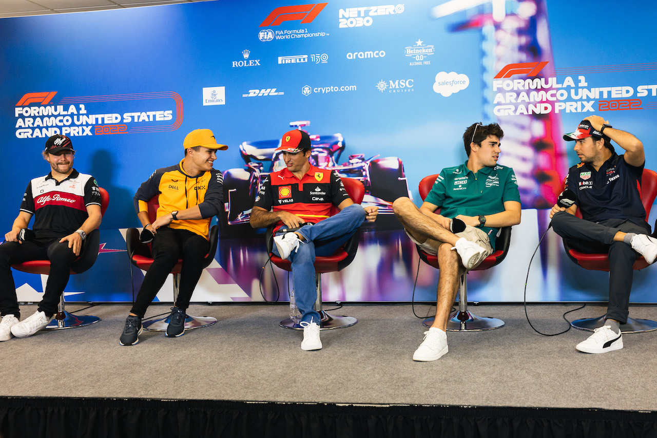 GP STATI UNITI, (L to R): Valtteri Bottas (FIN) Alfa Romeo F1 Team; Lando Norris (GBR) McLaren; Carlos Sainz Jr (ESP) Ferrari; Lance Stroll (CDN) Aston Martin F1 Team; e Sergio Perez (MEX) Red Bull Racing, in the FIA Press Conference.
20.10.2022. Formula 1 World Championship, Rd 19, United States Grand Prix, Austin, Texas, USA, Preparation Day.
- www.xpbimages.com, EMail: requests@xpbimages.com © Copyright: Bearne / XPB Images