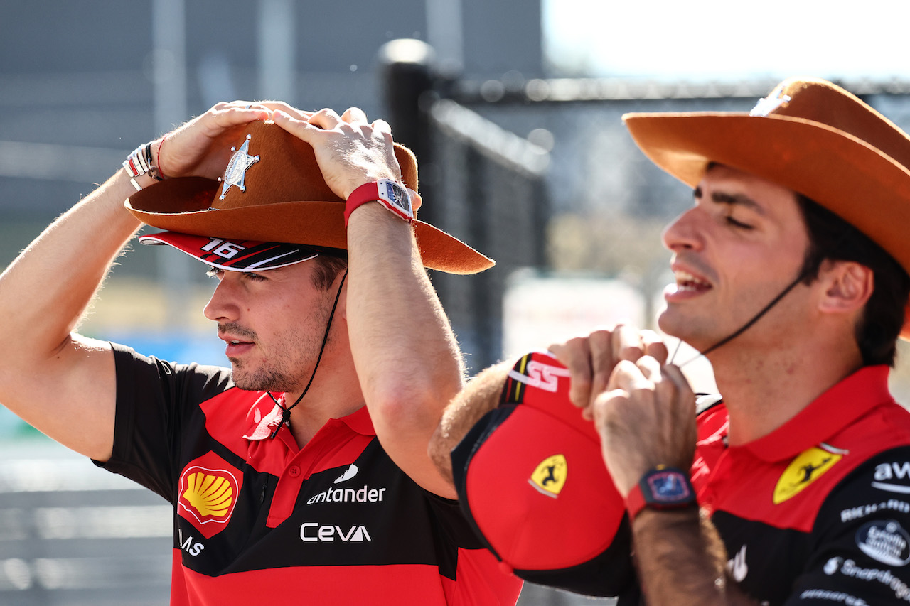 GP STATI UNITI, Carlos Sainz Jr (ESP), Ferrari e Charles Leclerc (FRA), Ferrari 
20.10.2022. Formula 1 World Championship, Rd 19, United States Grand Prix, Austin, Texas, USA, Preparation Day.
- www.xpbimages.com, EMail: requests@xpbimages.com ¬© Copyright: Charniaux / XPB Images