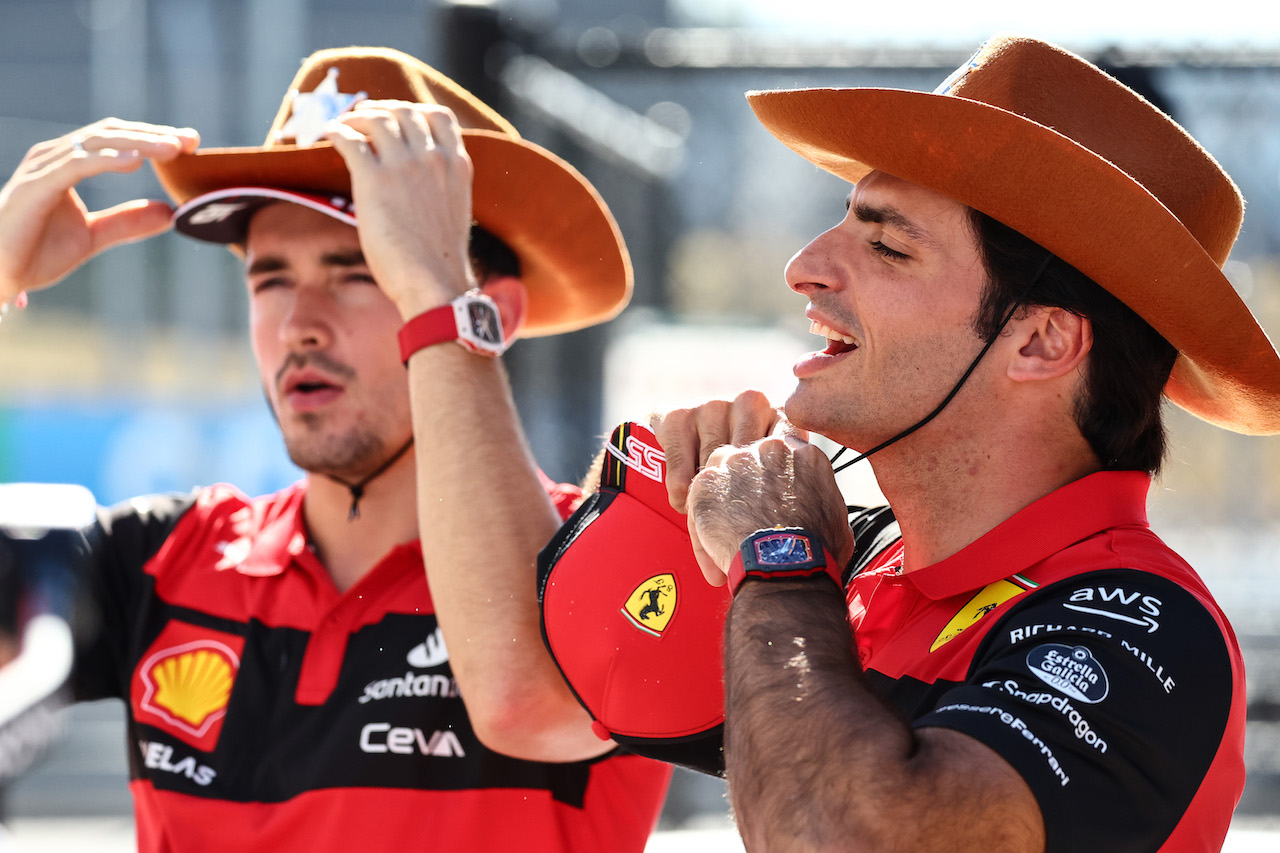 GP STATI UNITI, Carlos Sainz Jr (ESP), Ferrari e Charles Leclerc (FRA), Ferrari 
20.10.2022. Formula 1 World Championship, Rd 19, United States Grand Prix, Austin, Texas, USA, Preparation Day.
- www.xpbimages.com, EMail: requests@xpbimages.com ¬© Copyright: Charniaux / XPB Images