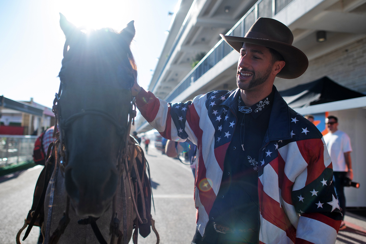 GP STATI UNITI, Daniel Ricciardo (AUS) McLaren with Horsey McHorse (USA) Horse.
20.10.2022. Formula 1 World Championship, Rd 19, United States Grand Prix, Austin, Texas, USA, Preparation Day.
- www.xpbimages.com, EMail: requests@xpbimages.com © Copyright: Price / XPB Images