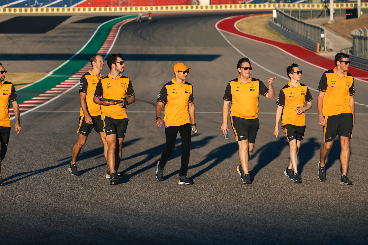 GP STATI UNITI, Alex Palou (ESP) McLaren Test Driver walks the circuit with the team.
20.10.2022. Formula 1 World Championship, Rd 19, United States Grand Prix, Austin, Texas, USA, Preparation Day.
- www.xpbimages.com, EMail: requests@xpbimages.com © Copyright: Bearne / XPB Images