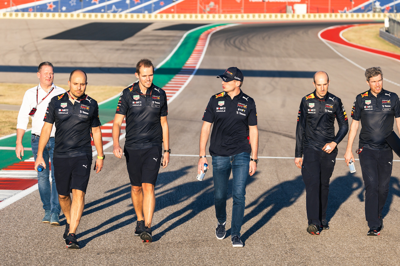 GP STATI UNITI, Max Verstappen (NLD) Red Bull Racing walks the circuit with the team.
20.10.2022. Formula 1 World Championship, Rd 19, United States Grand Prix, Austin, Texas, USA, Preparation Day.
- www.xpbimages.com, EMail: requests@xpbimages.com © Copyright: Bearne / XPB Images
