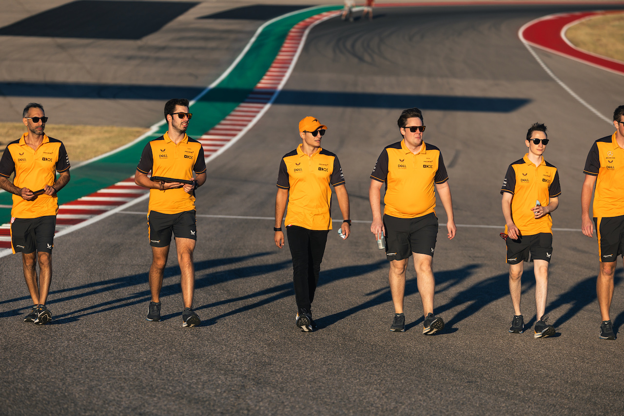 GP STATI UNITI, Alex Palou (ESP) McLaren Test Driver walks the circuit with the team.
20.10.2022. Formula 1 World Championship, Rd 19, United States Grand Prix, Austin, Texas, USA, Preparation Day.
- www.xpbimages.com, EMail: requests@xpbimages.com © Copyright: Bearne / XPB Images
