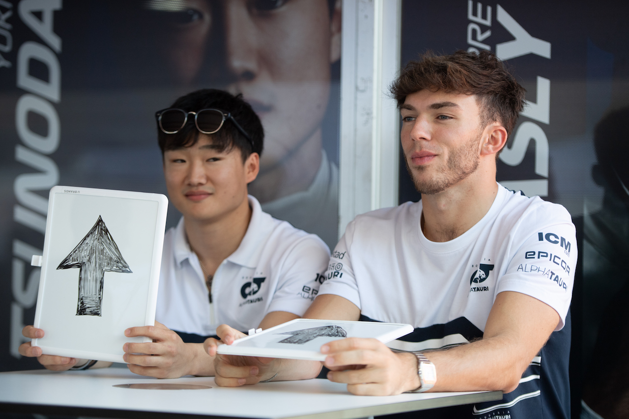 GP STATI UNITI, Pierre Gasly (FRA) AlphaTauri e Yuki Tsunoda (JPN) AlphaTauri.
20.10.2022. Formula 1 World Championship, Rd 19, United States Grand Prix, Austin, Texas, USA, Preparation Day.
- www.xpbimages.com, EMail: requests@xpbimages.com © Copyright: Price / XPB Images