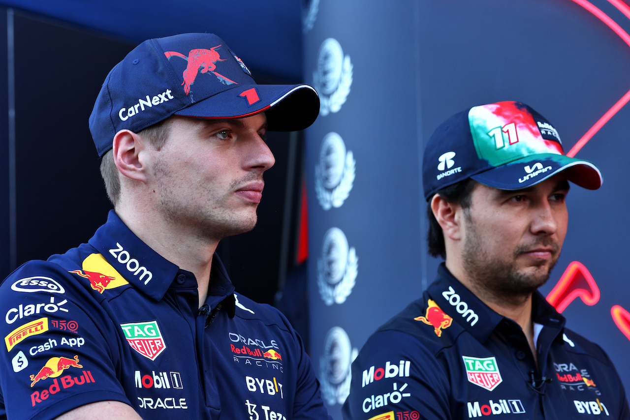 GP STATI UNITI, (L to R): Max Verstappen (NLD) Red Bull Racing e team mate Sergio Perez (MEX) Red Bull Racing.
20.10.2022. Formula 1 World Championship, Rd 19, United States Grand Prix, Austin, Texas, USA, Preparation Day.
 - www.xpbimages.com, EMail: requests@xpbimages.com © Copyright: Coates / XPB Images