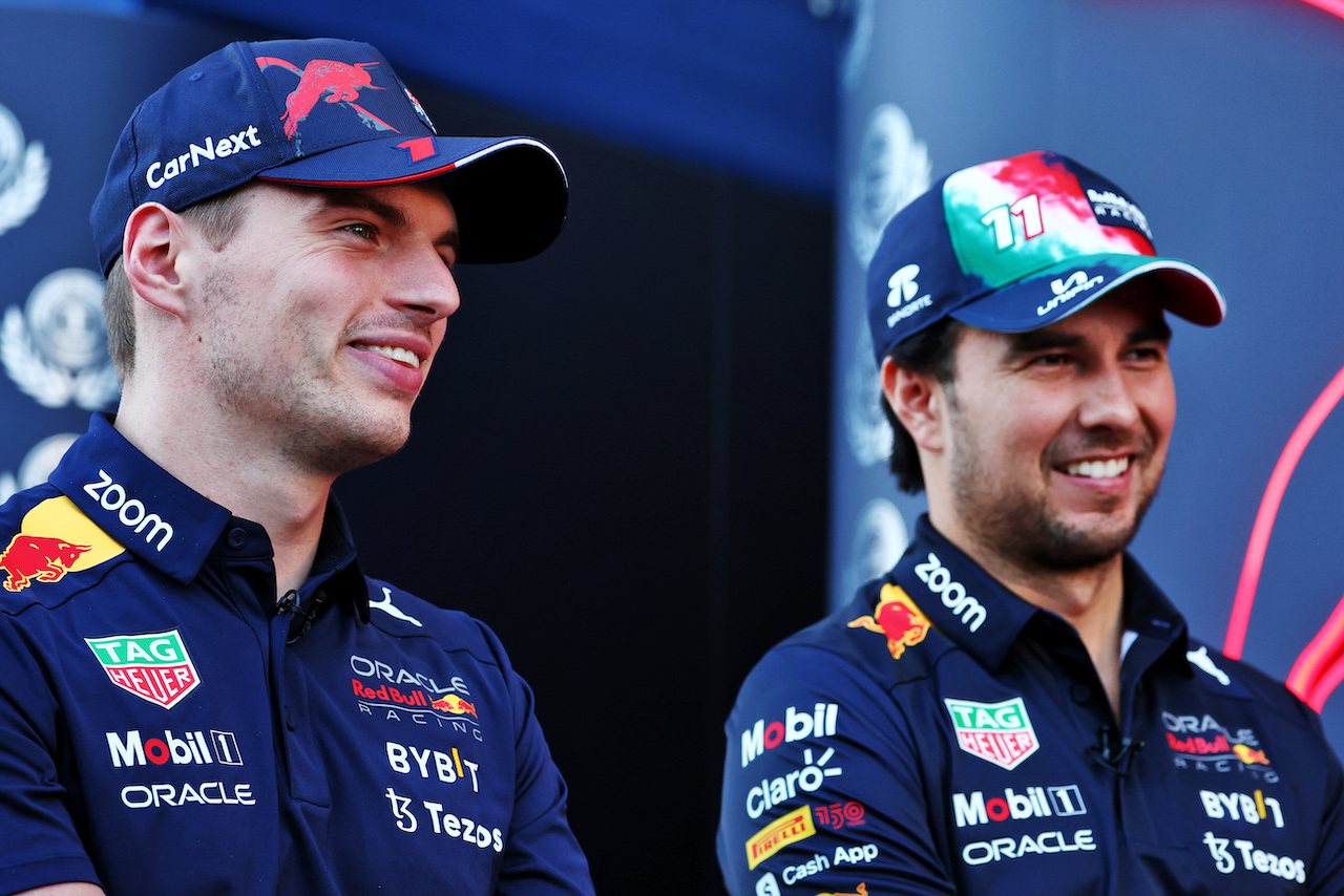 GP STATI UNITI, (L to R): Max Verstappen (NLD) Red Bull Racing e team mate Sergio Perez (MEX) Red Bull Racing.
20.10.2022. Formula 1 World Championship, Rd 19, United States Grand Prix, Austin, Texas, USA, Preparation Day.
 - www.xpbimages.com, EMail: requests@xpbimages.com © Copyright: Coates / XPB Images