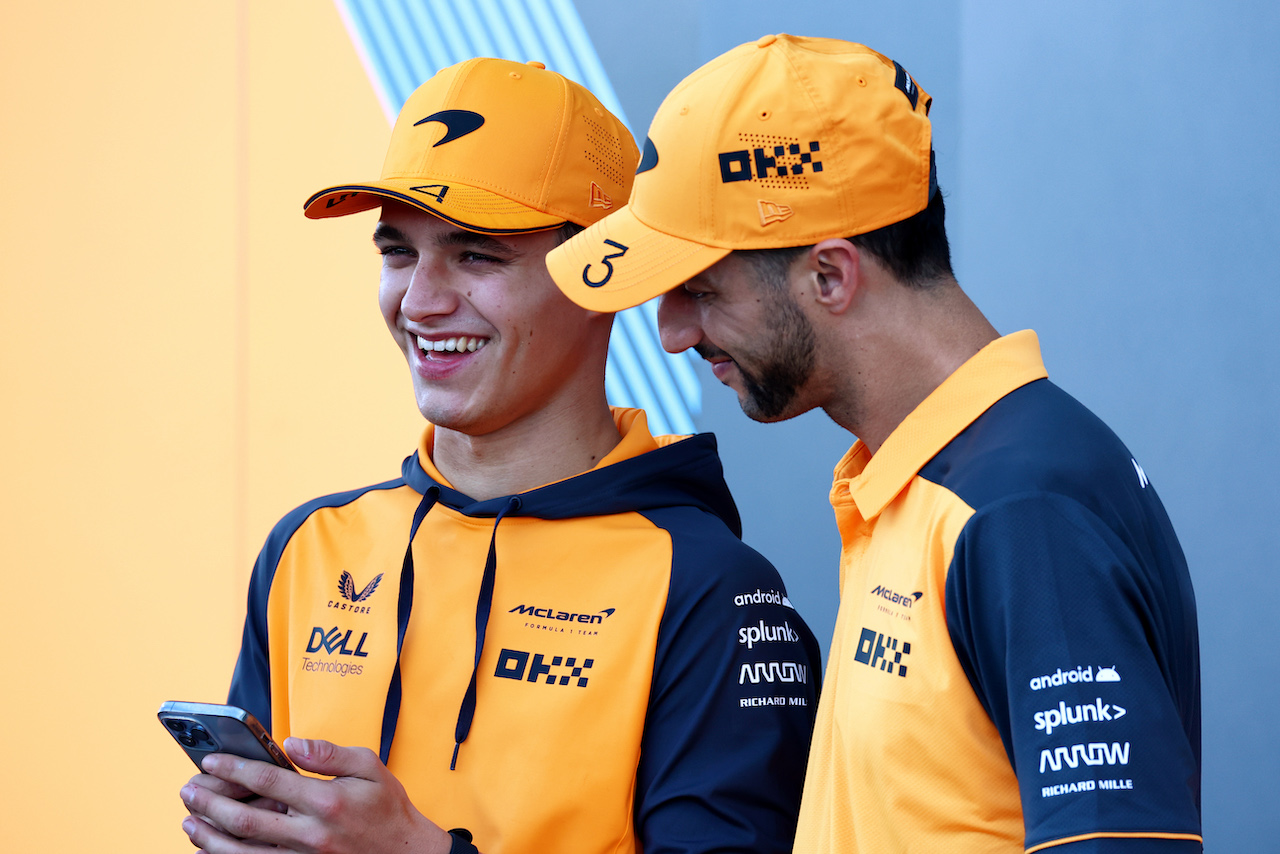 GP STATI UNITI, (L to R): Lando Norris (GBR) McLaren e team mate Daniel Ricciardo (AUS) McLaren.
20.10.2022. Formula 1 World Championship, Rd 19, United States Grand Prix, Austin, Texas, USA, Preparation Day.
 - www.xpbimages.com, EMail: requests@xpbimages.com © Copyright: Coates / XPB Images