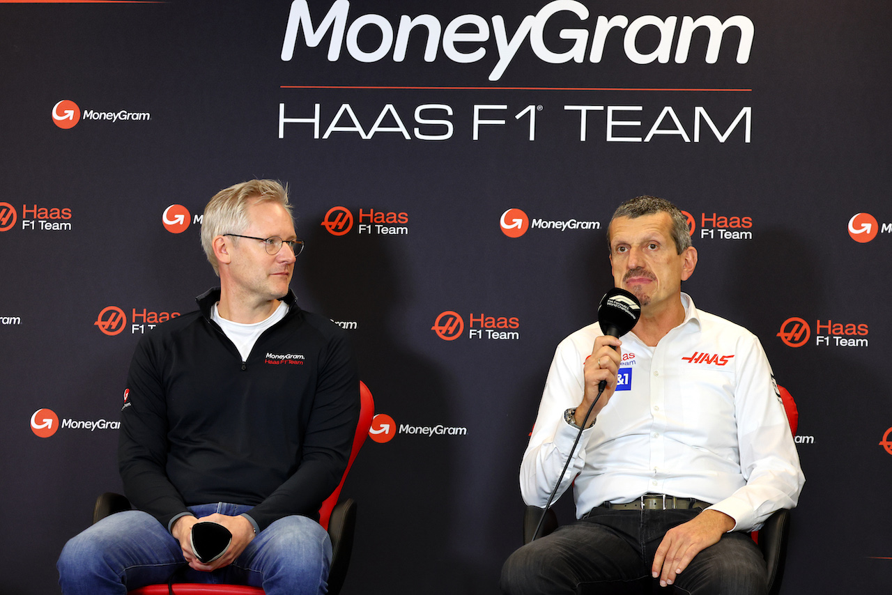 GP STATI UNITI, (L to R): Alex Holmes, MoneyGram International Chairman e CEO with Guenther Steiner (ITA) Haas F1 Team Prinicipal - MoneyGram announced as title sponsor of Haas F1 Team.
20.10.2022. Formula 1 World Championship, Rd 19, United States Grand Prix, Austin, Texas, USA, Preparation Day.
- www.xpbimages.com, EMail: requests@xpbimages.com © Copyright: Batchelor / XPB Images