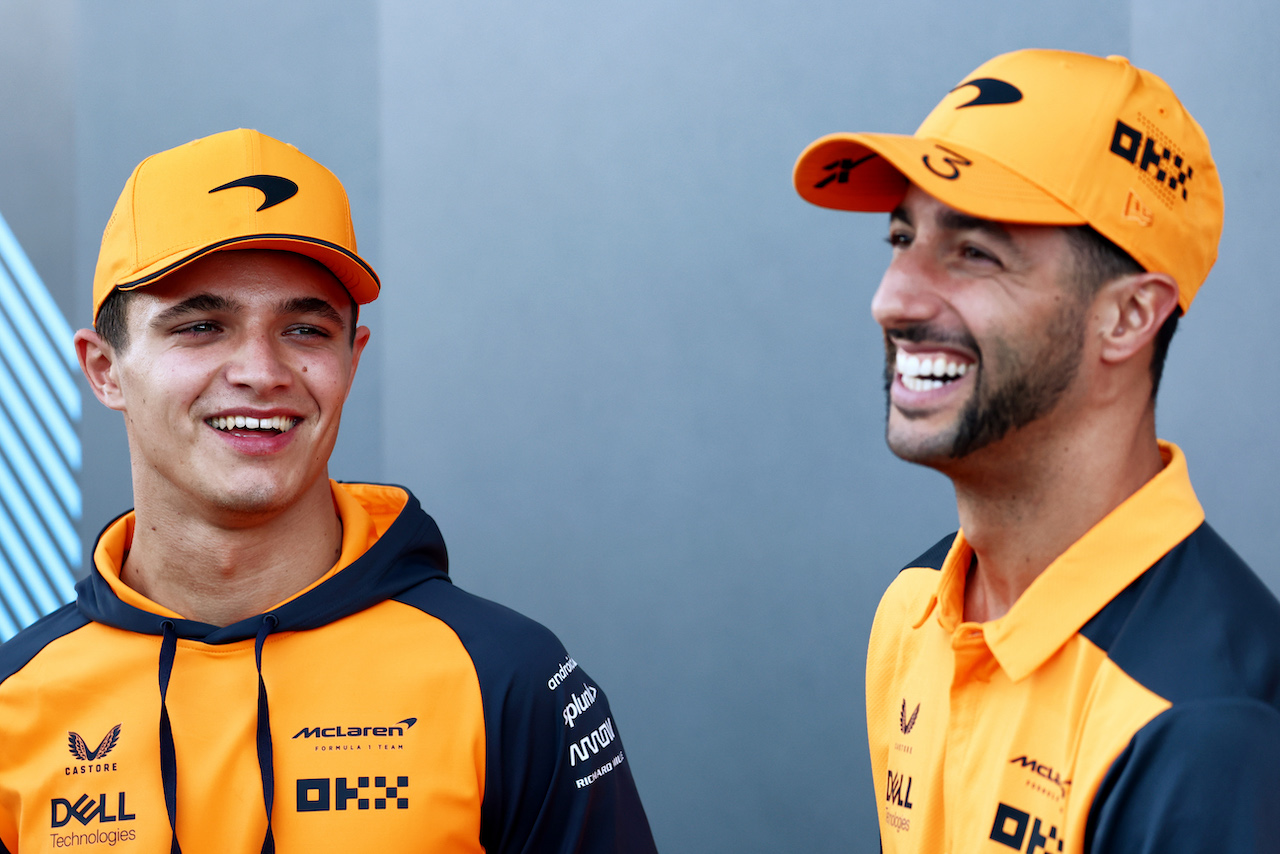 GP STATI UNITI, (L to R): Lando Norris (GBR) McLaren e team mate Daniel Ricciardo (AUS) McLaren.
20.10.2022. Formula 1 World Championship, Rd 19, United States Grand Prix, Austin, Texas, USA, Preparation Day.
 - www.xpbimages.com, EMail: requests@xpbimages.com © Copyright: Coates / XPB Images