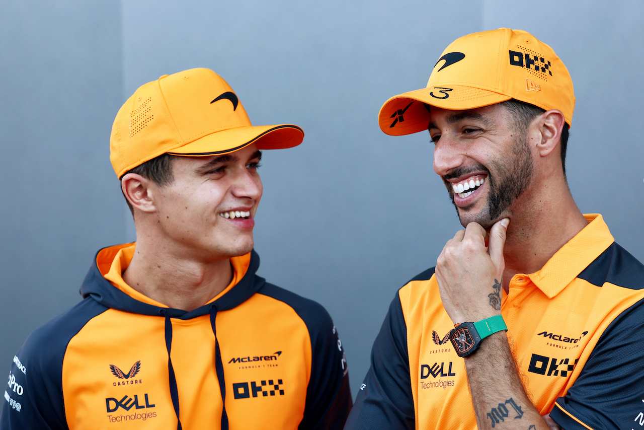 GP STATI UNITI, (L to R): Lando Norris (GBR) McLaren e team mate Daniel Ricciardo (AUS) McLaren.
20.10.2022. Formula 1 World Championship, Rd 19, United States Grand Prix, Austin, Texas, USA, Preparation Day.
 - www.xpbimages.com, EMail: requests@xpbimages.com © Copyright: Coates / XPB Images