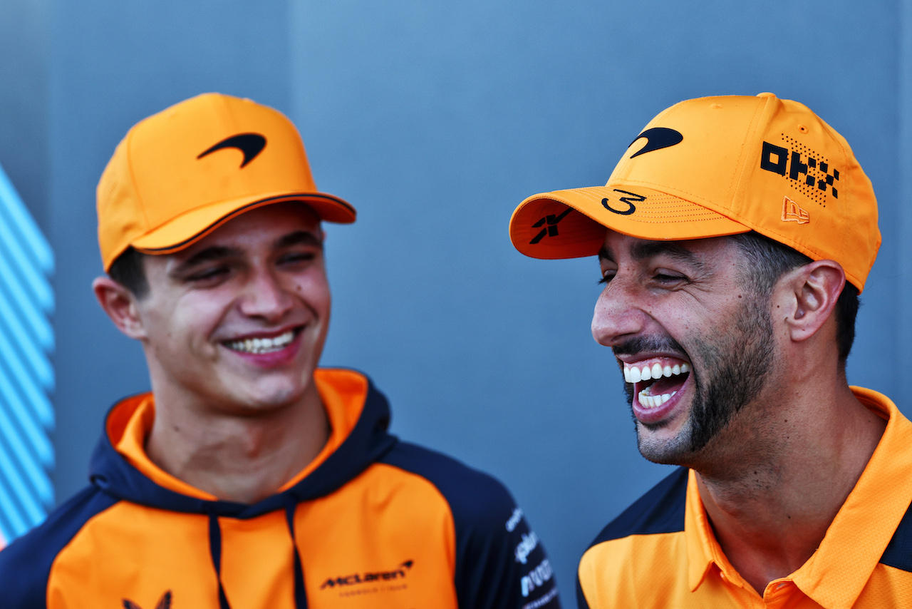 GP STATI UNITI, (L to R): Lando Norris (GBR) McLaren e team mate Daniel Ricciardo (AUS) McLaren.
20.10.2022. Formula 1 World Championship, Rd 19, United States Grand Prix, Austin, Texas, USA, Preparation Day.
 - www.xpbimages.com, EMail: requests@xpbimages.com © Copyright: Coates / XPB Images