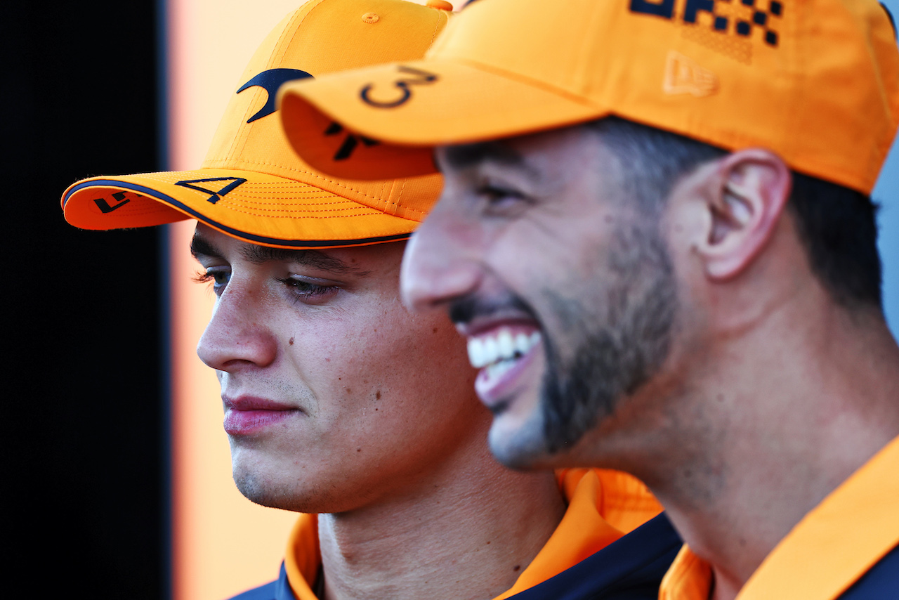 GP STATI UNITI, (L to R): Lando Norris (GBR) McLaren e team mate Daniel Ricciardo (AUS) McLaren.
20.10.2022. Formula 1 World Championship, Rd 19, United States Grand Prix, Austin, Texas, USA, Preparation Day.
 - www.xpbimages.com, EMail: requests@xpbimages.com © Copyright: Coates / XPB Images