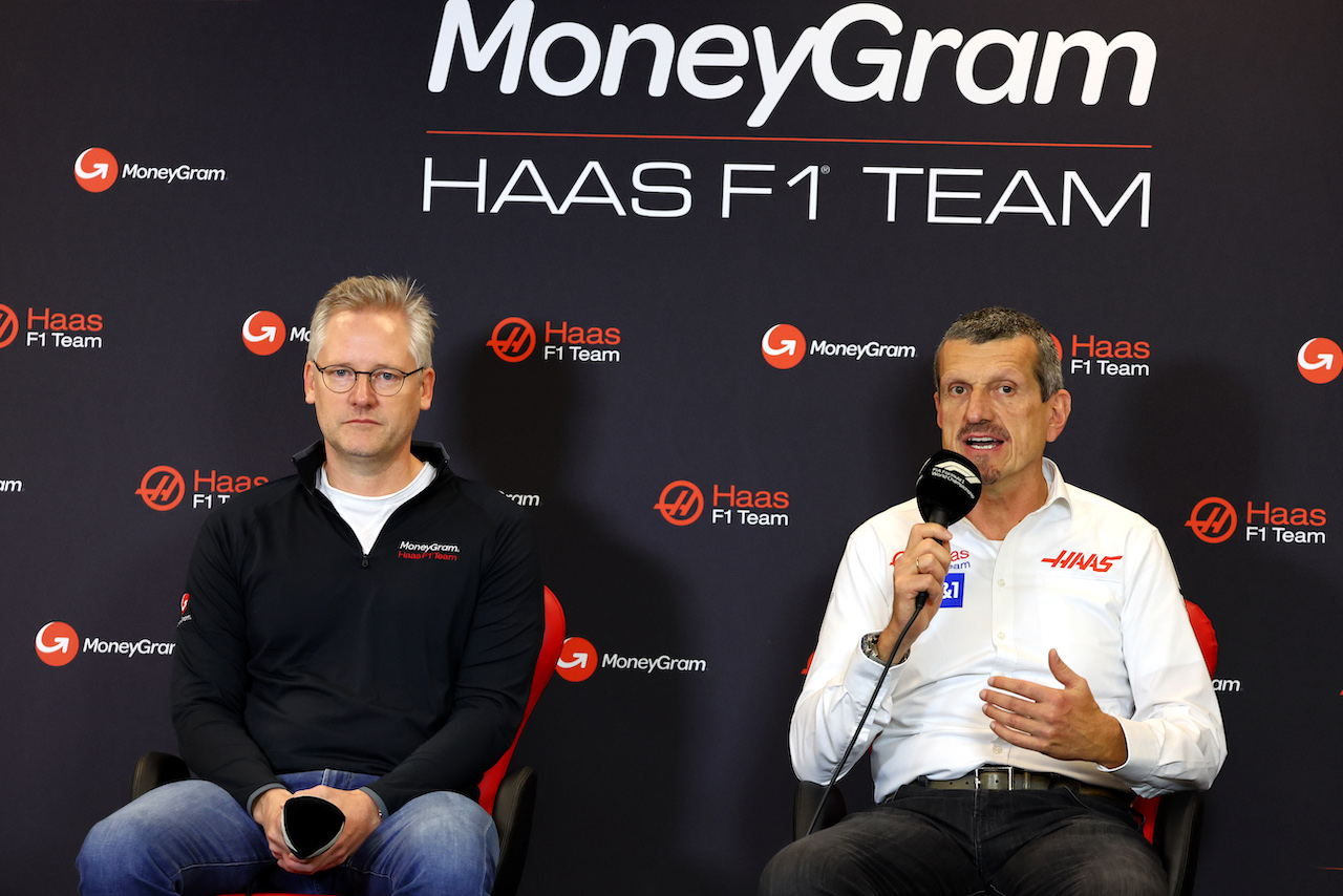 GP STATI UNITI, (L to R): Alex Holmes, MoneyGram International Chairman e CEO with Guenther Steiner (ITA) Haas F1 Team Prinicipal - MoneyGram announced as title sponsor of Haas F1 Team.
20.10.2022. Formula 1 World Championship, Rd 19, United States Grand Prix, Austin, Texas, USA, Preparation Day.
- www.xpbimages.com, EMail: requests@xpbimages.com © Copyright: Batchelor / XPB Images