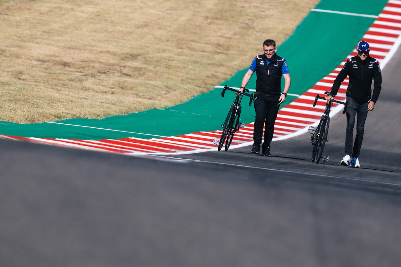GP STATI UNITI, Esteban Ocon (FRA) Alpine F1 Team walks the circuit with Josh Peckett (GBR) Alpine F1 Team Gara Engineer.
20.10.2022. Formula 1 World Championship, Rd 19, United States Grand Prix, Austin, Texas, USA, Preparation Day.
- www.xpbimages.com, EMail: requests@xpbimages.com © Copyright: Bearne / XPB Images
