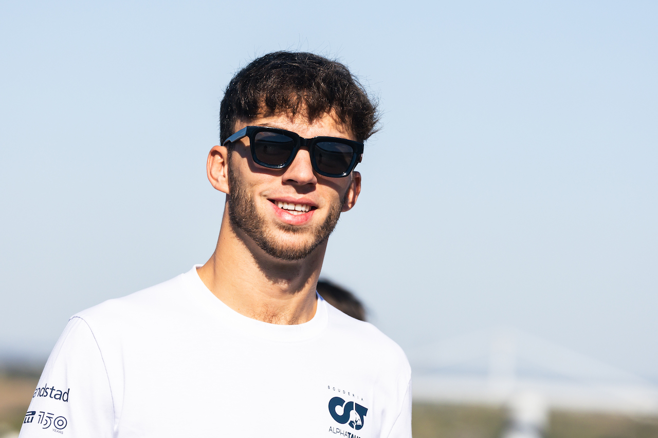 GP STATI UNITI, Pierre Gasly (FRA) AlphaTauri walks the circuit with the team.
20.10.2022. Formula 1 World Championship, Rd 19, United States Grand Prix, Austin, Texas, USA, Preparation Day.
- www.xpbimages.com, EMail: requests@xpbimages.com © Copyright: Bearne / XPB Images