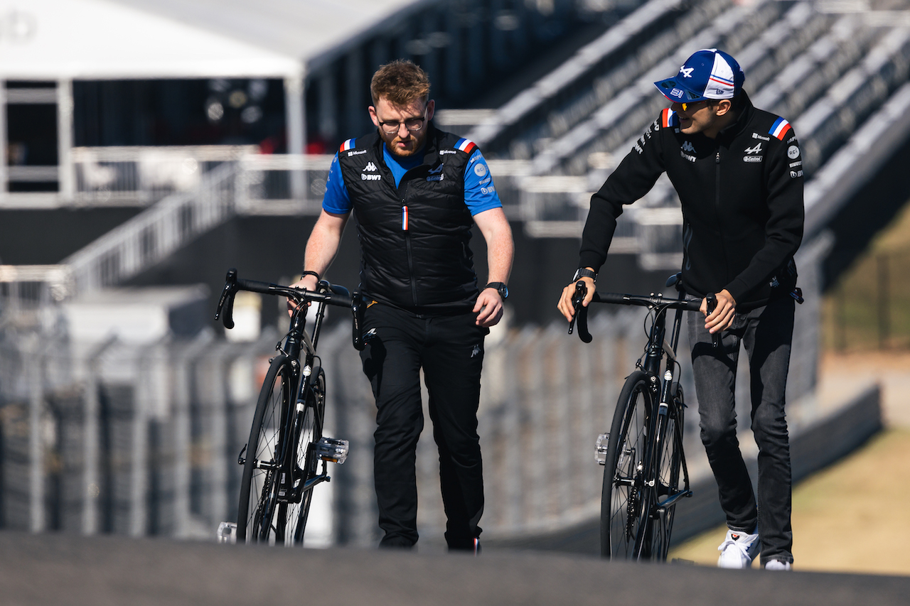 GP STATI UNITI, Esteban Ocon (FRA) Alpine F1 Team walks the circuit with Josh Peckett (GBR) Alpine F1 Team Gara Engineer.
20.10.2022. Formula 1 World Championship, Rd 19, United States Grand Prix, Austin, Texas, USA, Preparation Day.
- www.xpbimages.com, EMail: requests@xpbimages.com © Copyright: Bearne / XPB Images
