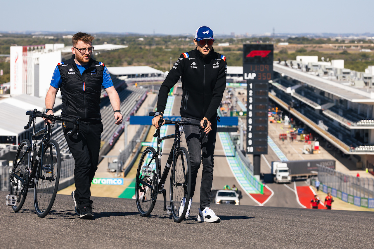 GP STATI UNITI, Esteban Ocon (FRA) Alpine F1 Team walks the circuit with Josh Peckett (GBR) Alpine F1 Team Gara Engineer.
20.10.2022. Formula 1 World Championship, Rd 19, United States Grand Prix, Austin, Texas, USA, Preparation Day.
- www.xpbimages.com, EMail: requests@xpbimages.com © Copyright: Bearne / XPB Images