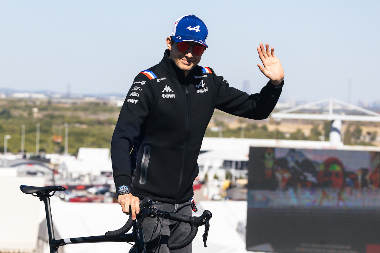 GP STATI UNITI, Esteban Ocon (FRA) Alpine F1 Team walks the circuit with Josh Peckett (GBR) Alpine F1 Team Gara Engineer.
20.10.2022. Formula 1 World Championship, Rd 19, United States Grand Prix, Austin, Texas, USA, Preparation Day.
- www.xpbimages.com, EMail: requests@xpbimages.com © Copyright: Bearne / XPB Images