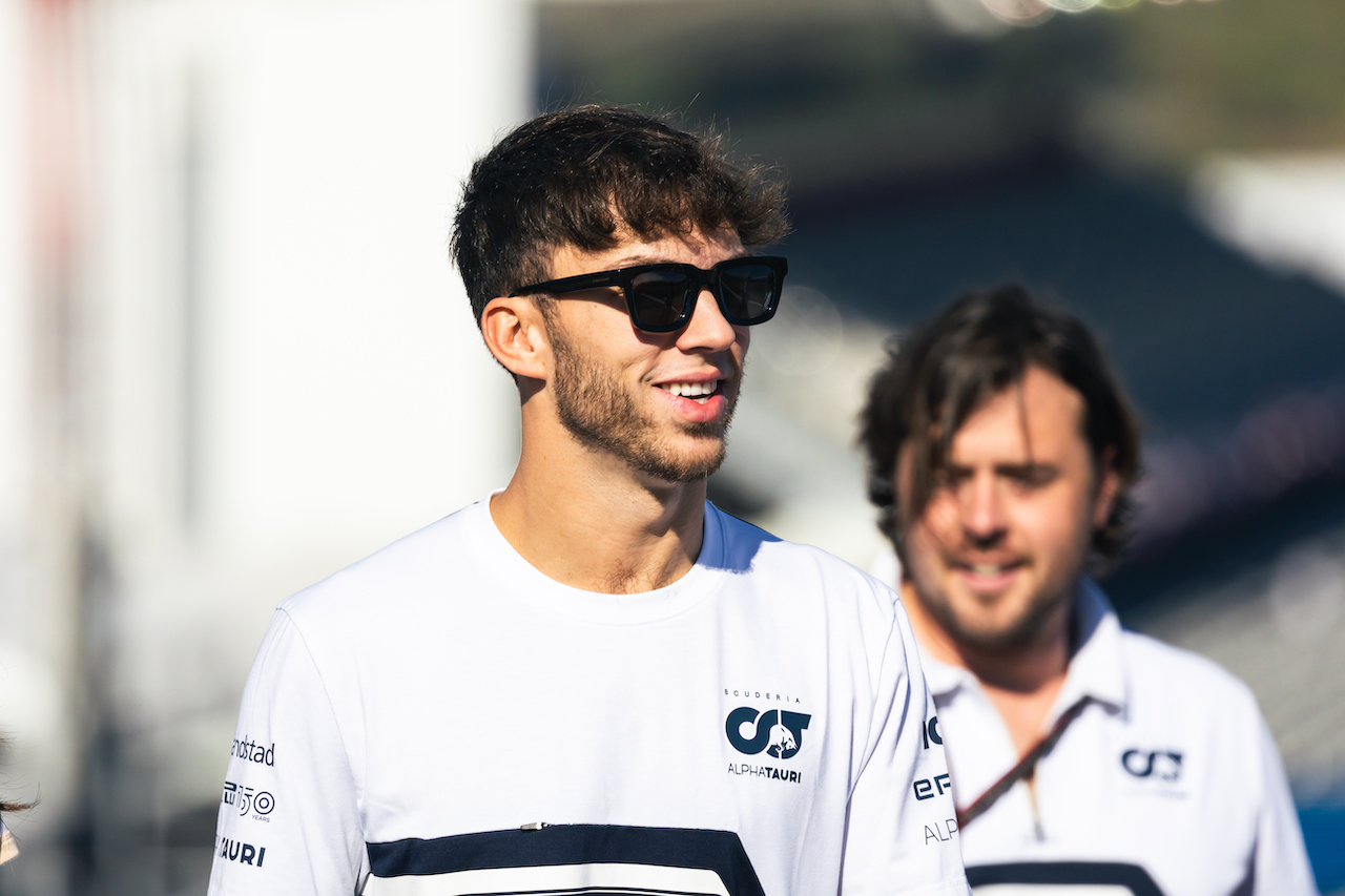 GP STATI UNITI, Pierre Gasly (FRA) AlphaTauri walks the circuit with the team.
20.10.2022. Formula 1 World Championship, Rd 19, United States Grand Prix, Austin, Texas, USA, Preparation Day.
- www.xpbimages.com, EMail: requests@xpbimages.com © Copyright: Bearne / XPB Images