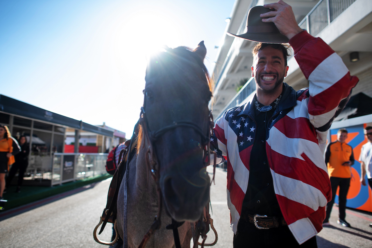 GP STATI UNITI, Daniel Ricciardo (AUS) McLaren with Horsey McHorse (USA) Horse.
20.10.2022. Formula 1 World Championship, Rd 19, United States Grand Prix, Austin, Texas, USA, Preparation Day.
- www.xpbimages.com, EMail: requests@xpbimages.com © Copyright: Price / XPB Images