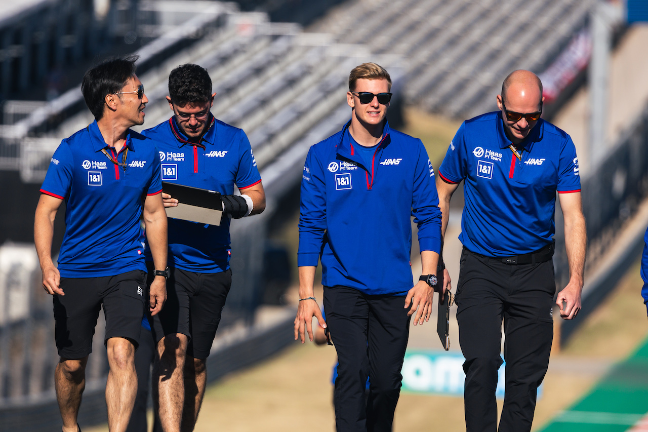 GP STATI UNITI, Mick Schumacher (GER) Haas F1 Team walks the circuit with the team.
20.10.2022. Formula 1 World Championship, Rd 19, United States Grand Prix, Austin, Texas, USA, Preparation Day.
- www.xpbimages.com, EMail: requests@xpbimages.com © Copyright: Bearne / XPB Images