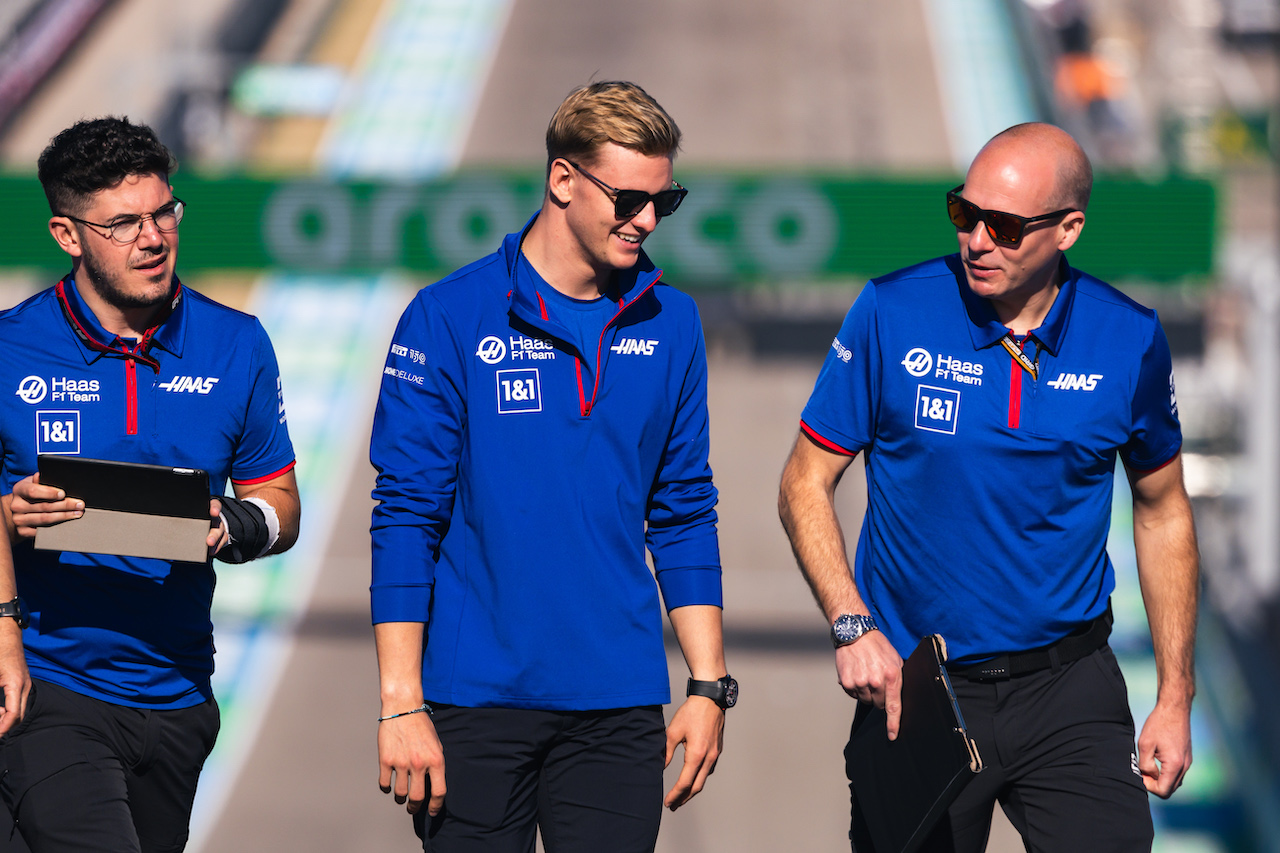 GP STATI UNITI, Mick Schumacher (GER) Haas F1 Team walks the circuit with the team.
20.10.2022. Formula 1 World Championship, Rd 19, United States Grand Prix, Austin, Texas, USA, Preparation Day.
- www.xpbimages.com, EMail: requests@xpbimages.com © Copyright: Bearne / XPB Images