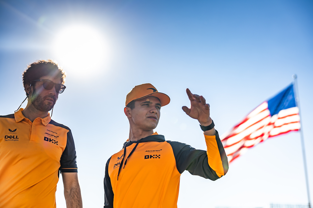 GP STATI UNITI, Lando Norris (GBR) McLaren walks the circuit with Jose Manuel Lopez Garcia (ESP) McLaren Lead Performance Engineer.
20.10.2022. Formula 1 World Championship, Rd 19, United States Grand Prix, Austin, Texas, USA, Preparation Day.
- www.xpbimages.com, EMail: requests@xpbimages.com © Copyright: Bearne / XPB Images