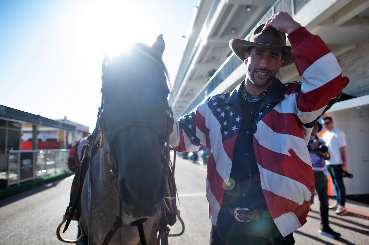 GP STATI UNITI, Daniel Ricciardo (AUS) McLaren with Horsey McHorse (USA) Horse.
20.10.2022. Formula 1 World Championship, Rd 19, United States Grand Prix, Austin, Texas, USA, Preparation Day.
- www.xpbimages.com, EMail: requests@xpbimages.com © Copyright: Price / XPB Images