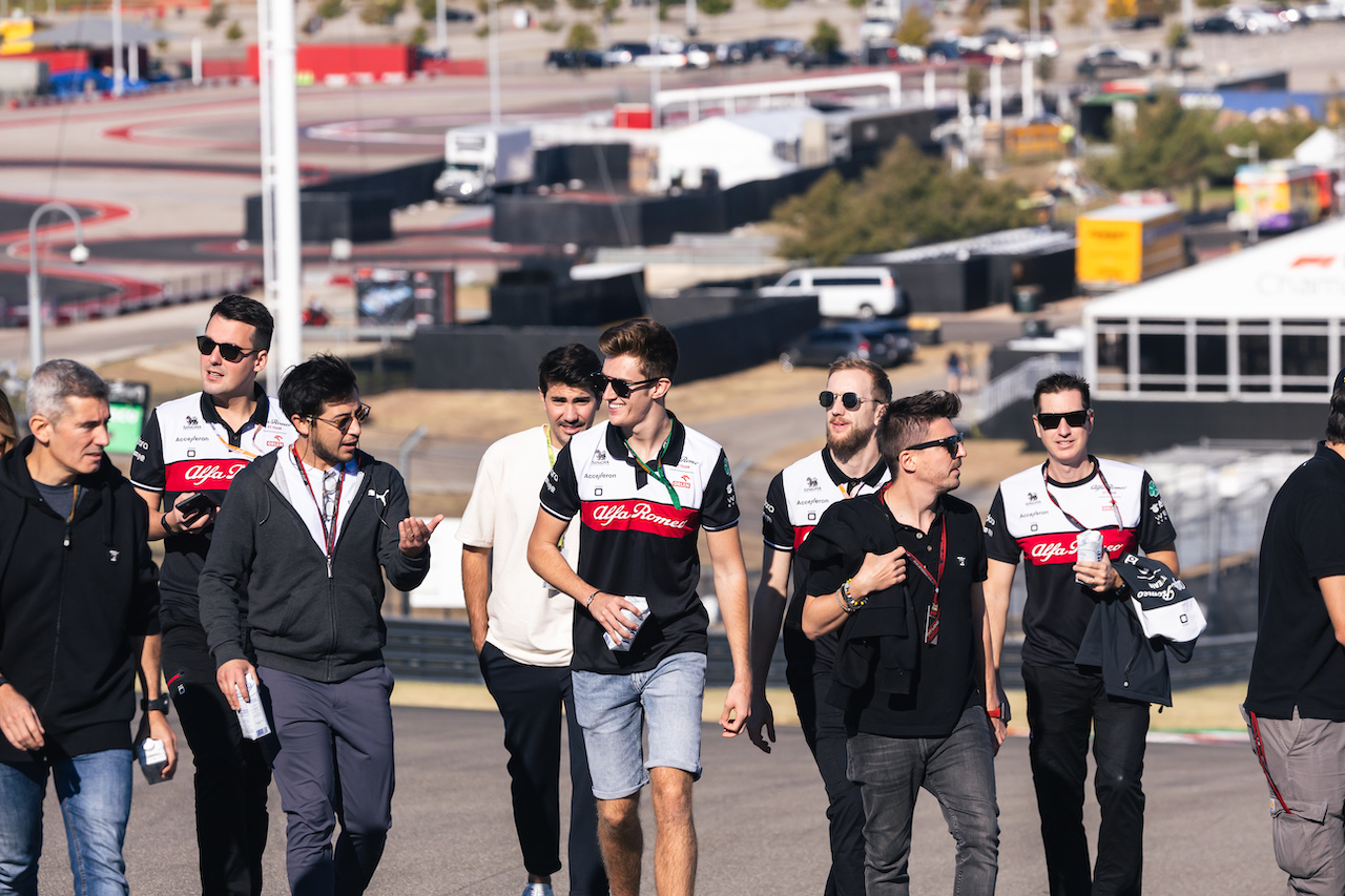 GP STATI UNITI, Theo Pourchaire (FRA) Alfa Romeo F1 Team Test Driver walks the circuit with the team.
20.10.2022. Formula 1 World Championship, Rd 19, United States Grand Prix, Austin, Texas, USA, Preparation Day.
- www.xpbimages.com, EMail: requests@xpbimages.com © Copyright: Bearne / XPB Images