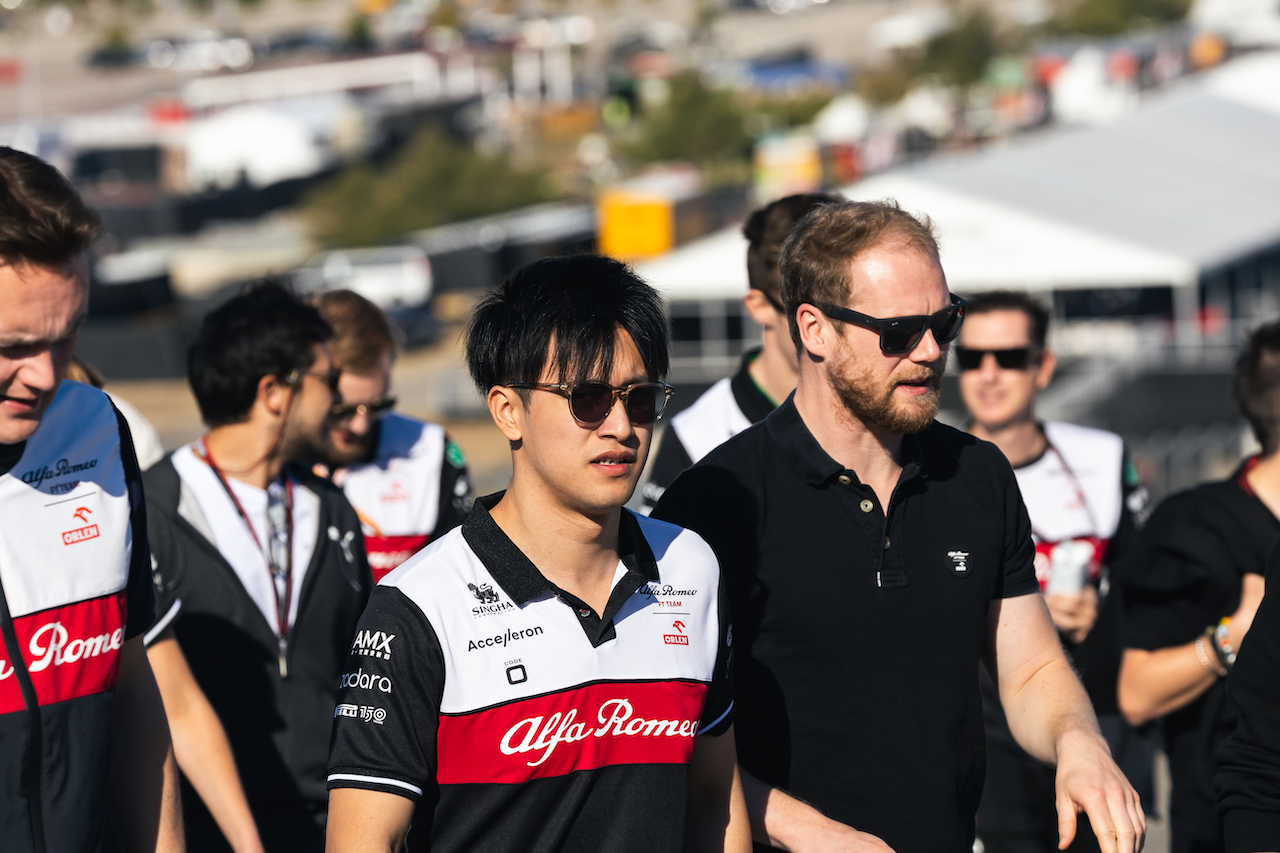 GP STATI UNITI, Guanyu Zhou (CHN) Alfa Romeo F1 Team walks the circuit with the team.
20.10.2022. Formula 1 World Championship, Rd 19, United States Grand Prix, Austin, Texas, USA, Preparation Day.
- www.xpbimages.com, EMail: requests@xpbimages.com © Copyright: Bearne / XPB Images
