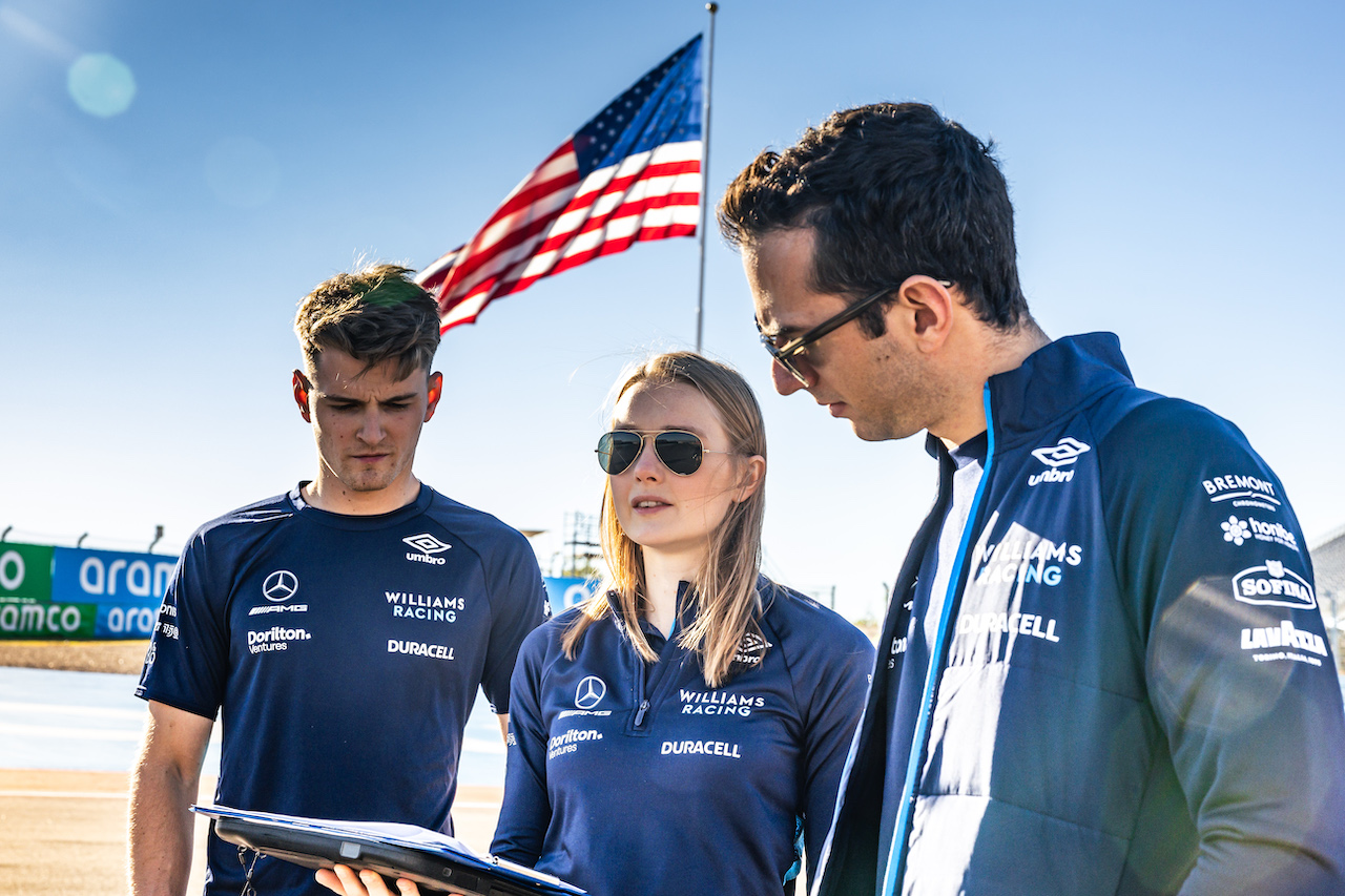GP STATI UNITI, Elizabeth Wood Boyer (GBR) Williams Racing Performance Engineer with Logan Sargeant (USA) Williams Racing Academy Driver e Nicholas Latifi (CDN) Williams Racing.
20.10.2022. Formula 1 World Championship, Rd 19, United States Grand Prix, Austin, Texas, USA, Preparation Day.
- www.xpbimages.com, EMail: requests@xpbimages.com © Copyright: Bearne / XPB Images