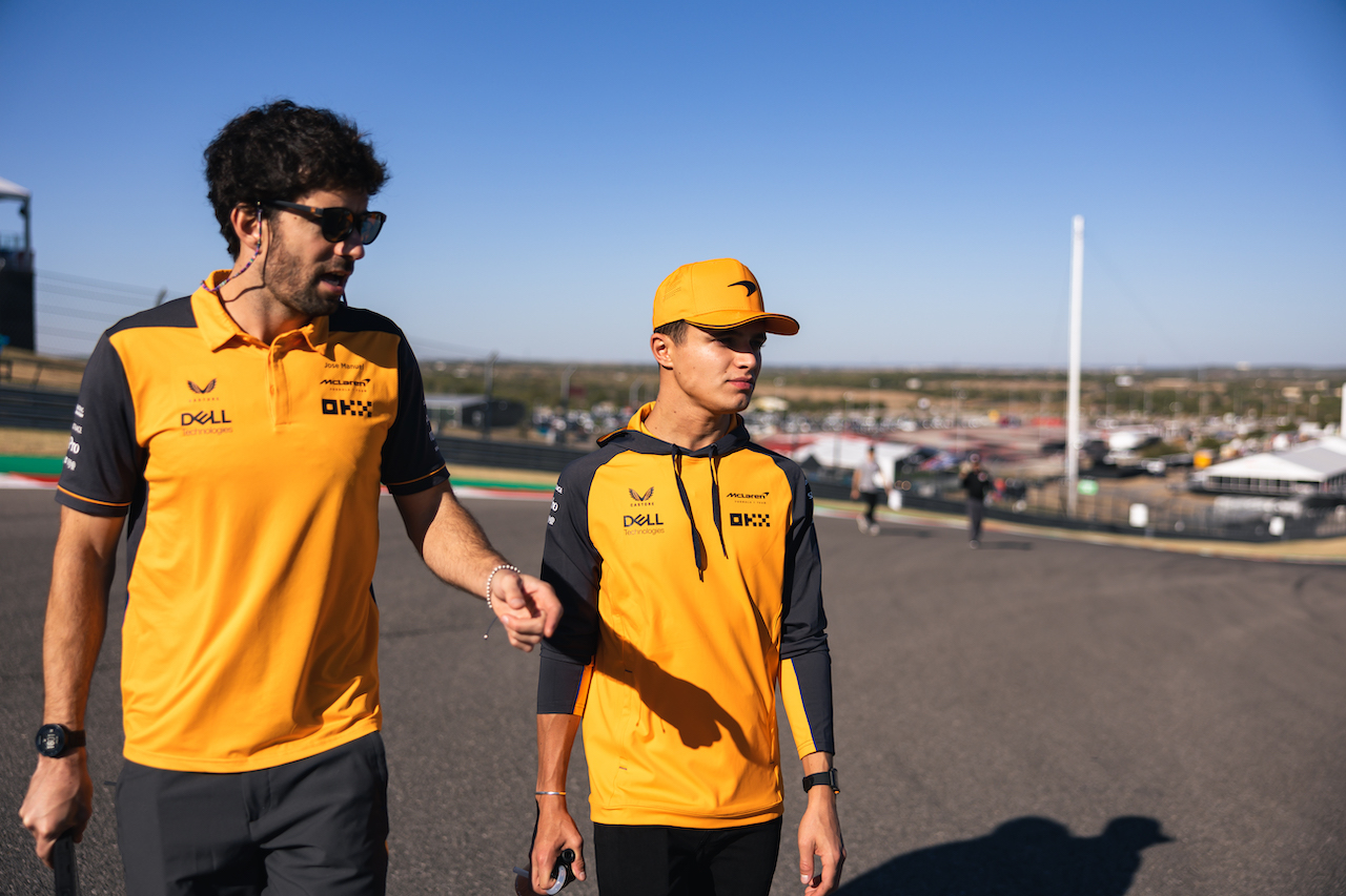 GP STATI UNITI, Lando Norris (GBR) McLaren walks the circuit with Jose Manuel Lopez Garcia (ESP) McLaren Lead Performance Engineer.
20.10.2022. Formula 1 World Championship, Rd 19, United States Grand Prix, Austin, Texas, USA, Preparation Day.
- www.xpbimages.com, EMail: requests@xpbimages.com © Copyright: Bearne / XPB Images
