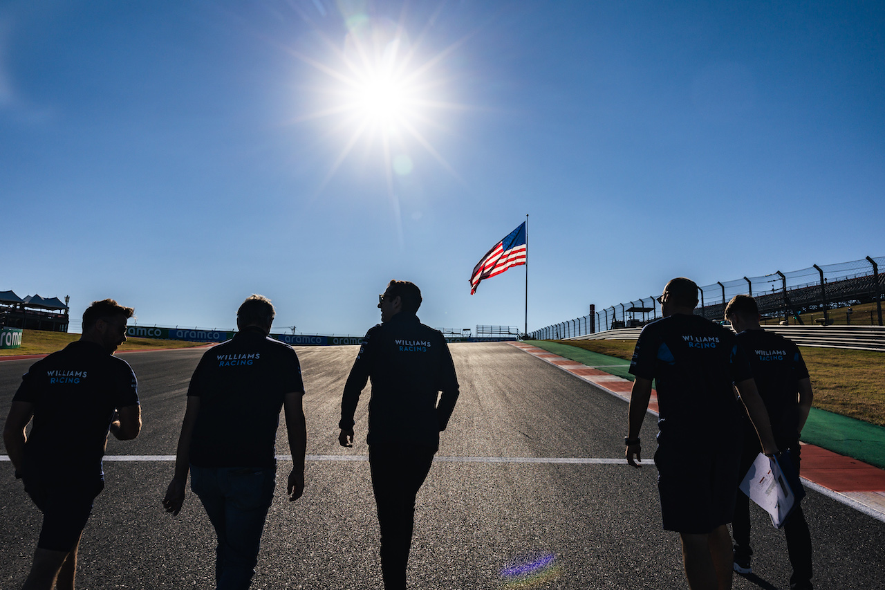 GP STATI UNITI, Nicholas Latifi (CDN) Williams Racing walks the circuit with the team.
20.10.2022. Formula 1 World Championship, Rd 19, United States Grand Prix, Austin, Texas, USA, Preparation Day.
- www.xpbimages.com, EMail: requests@xpbimages.com © Copyright: Bearne / XPB Images