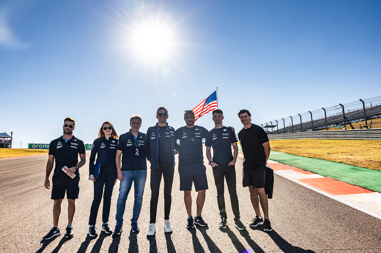 GP STATI UNITI, Nicholas Latifi (CDN) Williams Racing e Logan Sargeant (USA) Williams Racing Academy Driver walk the circuit with the team.
20.10.2022. Formula 1 World Championship, Rd 19, United States Grand Prix, Austin, Texas, USA, Preparation Day.
- www.xpbimages.com, EMail: requests@xpbimages.com © Copyright: Bearne / XPB Images