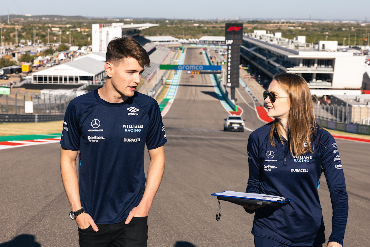 GP STATI UNITI, Nicholas Latifi (CDN) Williams Racing walks the circuit with Elizabeth Wood Boyer (GBR) Williams Racing Performance Engineer.
20.10.2022. Formula 1 World Championship, Rd 19, United States Grand Prix, Austin, Texas, USA, Preparation Day.
- www.xpbimages.com, EMail: requests@xpbimages.com © Copyright: Bearne / XPB Images