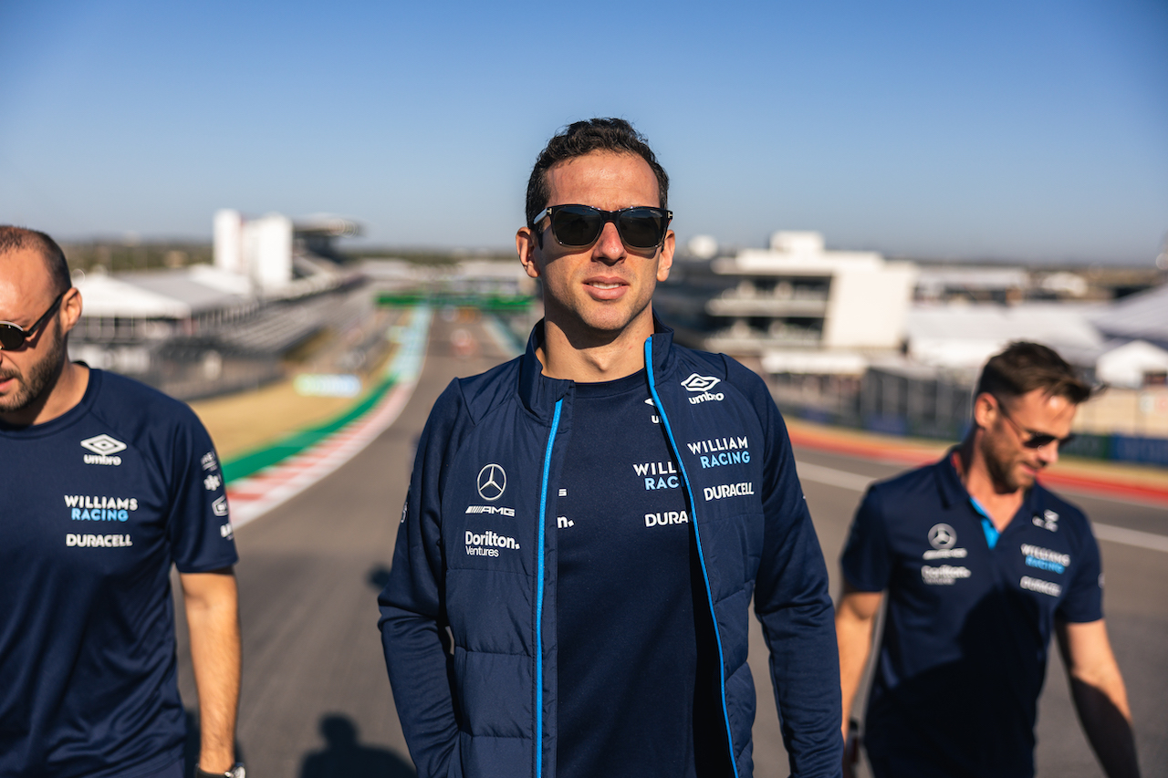 GP STATI UNITI, Nicholas Latifi (CDN) Williams Racing walks the circuit with the team.
20.10.2022. Formula 1 World Championship, Rd 19, United States Grand Prix, Austin, Texas, USA, Preparation Day.
- www.xpbimages.com, EMail: requests@xpbimages.com © Copyright: Bearne / XPB Images