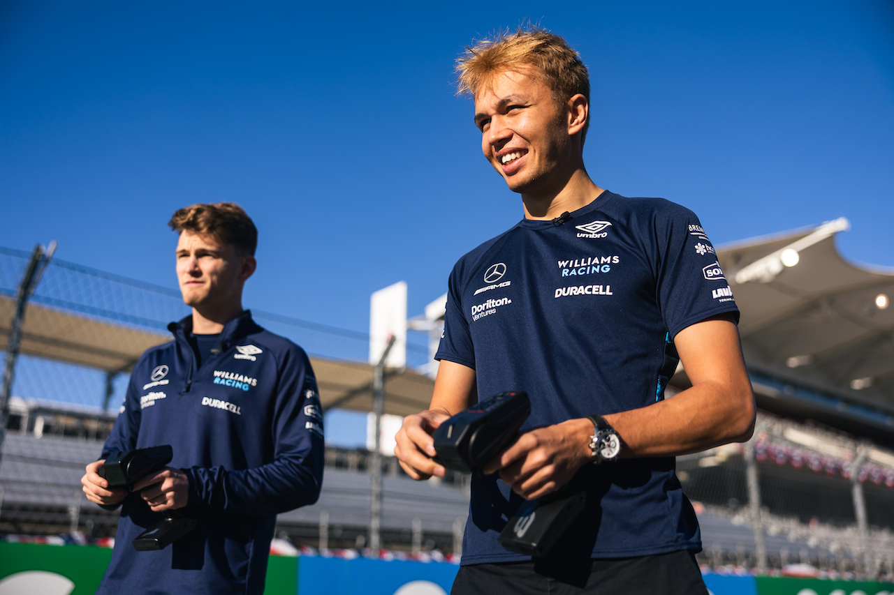 GP STATI UNITI, Alexander Albon (THA) Williams Racing e Logan Sargeant (USA) Williams Racing Academy Driver - Duracell remote controlled car.
20.10.2022. Formula 1 World Championship, Rd 19, United States Grand Prix, Austin, Texas, USA, Preparation Day.
- www.xpbimages.com, EMail: requests@xpbimages.com © Copyright: Bearne / XPB Images