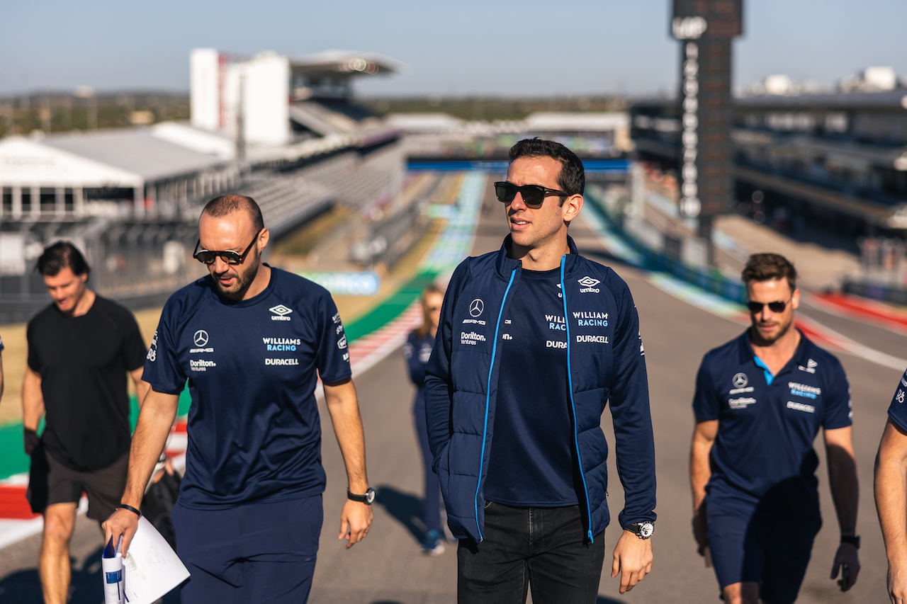 GP STATI UNITI, Nicholas Latifi (CDN) Williams Racing walks the circuit with the team.
20.10.2022. Formula 1 World Championship, Rd 19, United States Grand Prix, Austin, Texas, USA, Preparation Day.
- www.xpbimages.com, EMail: requests@xpbimages.com © Copyright: Bearne / XPB Images