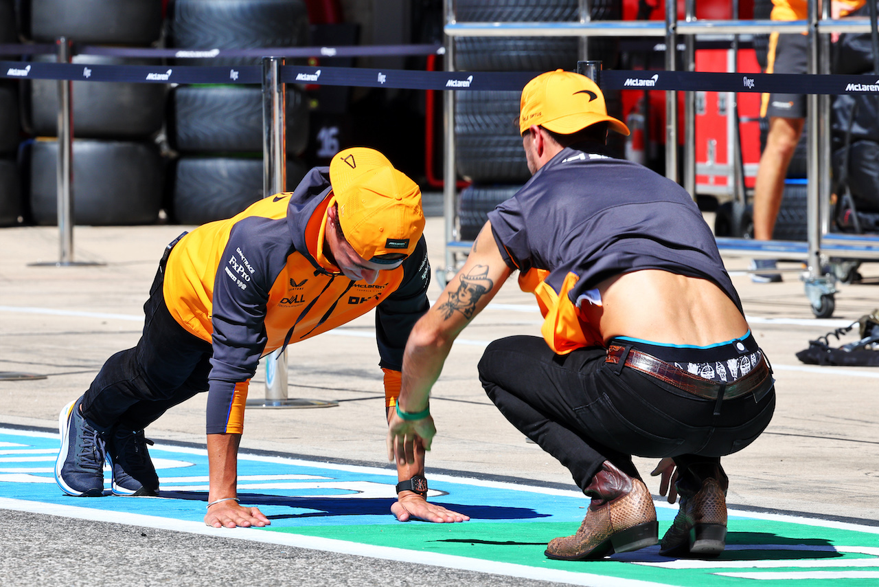 GP STATI UNITI, (L to R): Lando Norris (GBR) McLaren with Daniel Ricciardo (AUS) McLaren in the pits.
20.10.2022. Formula 1 World Championship, Rd 19, United States Grand Prix, Austin, Texas, USA, Preparation Day.
- www.xpbimages.com, EMail: requests@xpbimages.com © Copyright: Batchelor / XPB Images