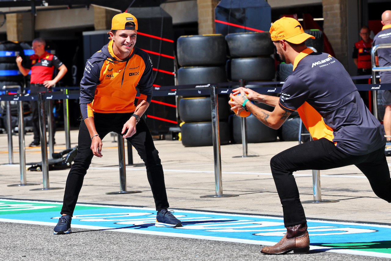 GP STATI UNITI, (L to R): Lando Norris (GBR) McLaren with Daniel Ricciardo (AUS) McLaren in the pits.
20.10.2022. Formula 1 World Championship, Rd 19, United States Grand Prix, Austin, Texas, USA, Preparation Day.
- www.xpbimages.com, EMail: requests@xpbimages.com © Copyright: Batchelor / XPB Images
