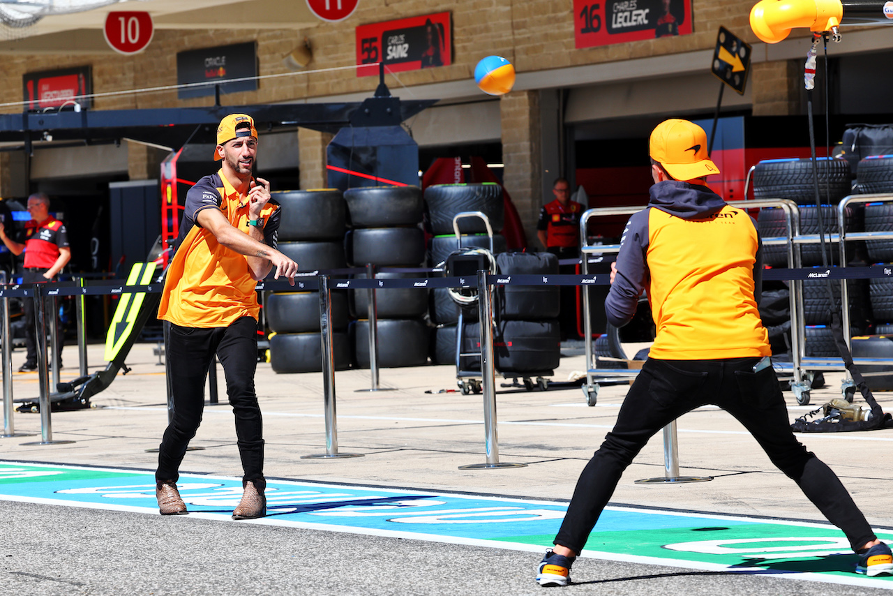 GP STATI UNITI, (L to R): Lando Norris (GBR) McLaren with Daniel Ricciardo (AUS) McLaren in the pits.
20.10.2022. Formula 1 World Championship, Rd 19, United States Grand Prix, Austin, Texas, USA, Preparation Day.
- www.xpbimages.com, EMail: requests@xpbimages.com © Copyright: Batchelor / XPB Images
