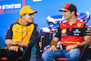 GP STATI UNITI, (L to R): Lando Norris (GBR) McLaren e Carlos Sainz Jr (ESP) Ferrari in the FIA Press Conference.
20.10.2022. Formula 1 World Championship, Rd 19, United States Grand Prix, Austin, Texas, USA, Preparation Day.
- www.xpbimages.com, EMail: requests@xpbimages.com © Copyright: Bearne / XPB Images