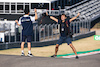 GP STATI UNITI, Yuki Tsunoda (JPN) AlphaTauri (Left) with Peter Fox (GBR) Photographer.
20.10.2022. Formula 1 World Championship, Rd 19, United States Grand Prix, Austin, Texas, USA, Preparation Day.
- www.xpbimages.com, EMail: requests@xpbimages.com © Copyright: Bearne / XPB Images