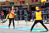 GP STATI UNITI, (L to R): Lando Norris (GBR) McLaren with Daniel Ricciardo (AUS) McLaren in the pits.
20.10.2022. Formula 1 World Championship, Rd 19, United States Grand Prix, Austin, Texas, USA, Preparation Day.
- www.xpbimages.com, EMail: requests@xpbimages.com © Copyright: Batchelor / XPB Images