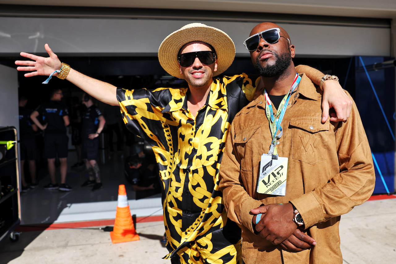 GP STATI UNITI, (L to R): DJ Cassidy (USA) DJ e Wyclef Jean, Rapper, with Williams Racing.
22.10.2022. Formula 1 World Championship, Rd 19, United States Grand Prix, Austin, Texas, USA, Qualifiche Day.
- www.xpbimages.com, EMail: requests@xpbimages.com © Copyright: Bearne / XPB Images