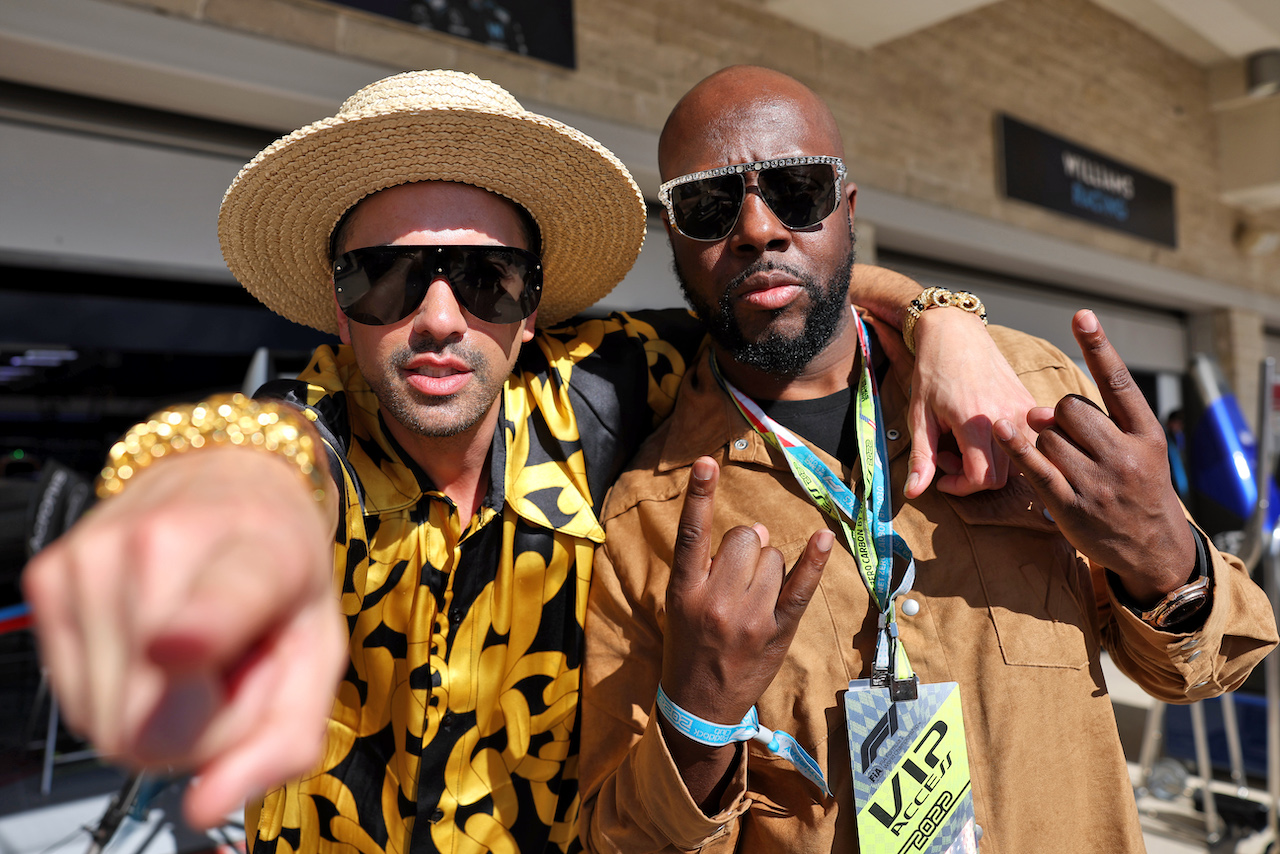 GP STATI UNITI, (L to R): DJ Cassidy (USA) DJ e Wyclef Jean, Rapper, with Williams Racing.
22.10.2022. Formula 1 World Championship, Rd 19, United States Grand Prix, Austin, Texas, USA, Qualifiche Day.
- www.xpbimages.com, EMail: requests@xpbimages.com © Copyright: Bearne / XPB Images