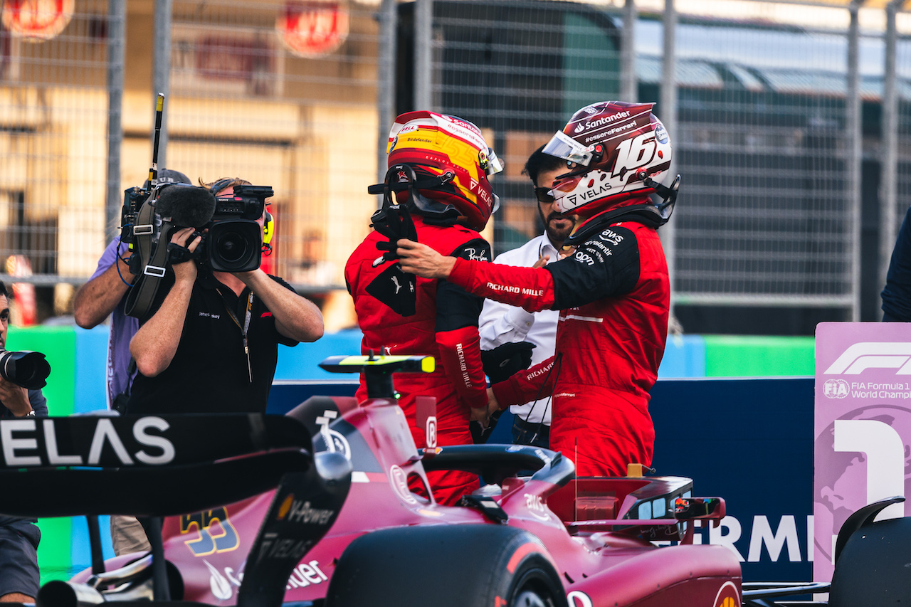 GP STATI UNITI, (L to R): Carlos Sainz Jr (ESP) Ferrari celebrates his pole position in qualifying parc ferme with second placed team mate Charles Leclerc (MON) Ferrari.
22.10.2022. Formula 1 World Championship, Rd 19, United States Grand Prix, Austin, Texas, USA, Qualifiche Day.
- www.xpbimages.com, EMail: requests@xpbimages.com © Copyright: Bearne / XPB Images