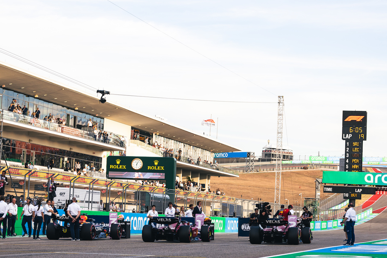 GP STATI UNITI, (L to R): Max Verstappen (NLD) Red Bull Racing RB18, Carlos Sainz Jr (ESP) Ferrari F1-75, e Charles Leclerc (MON) Ferrari F1-75, in parc ferme.
22.10.2022. Formula 1 World Championship, Rd 19, United States Grand Prix, Austin, Texas, USA, Qualifiche Day.
- www.xpbimages.com, EMail: requests@xpbimages.com © Copyright: Bearne / XPB Images