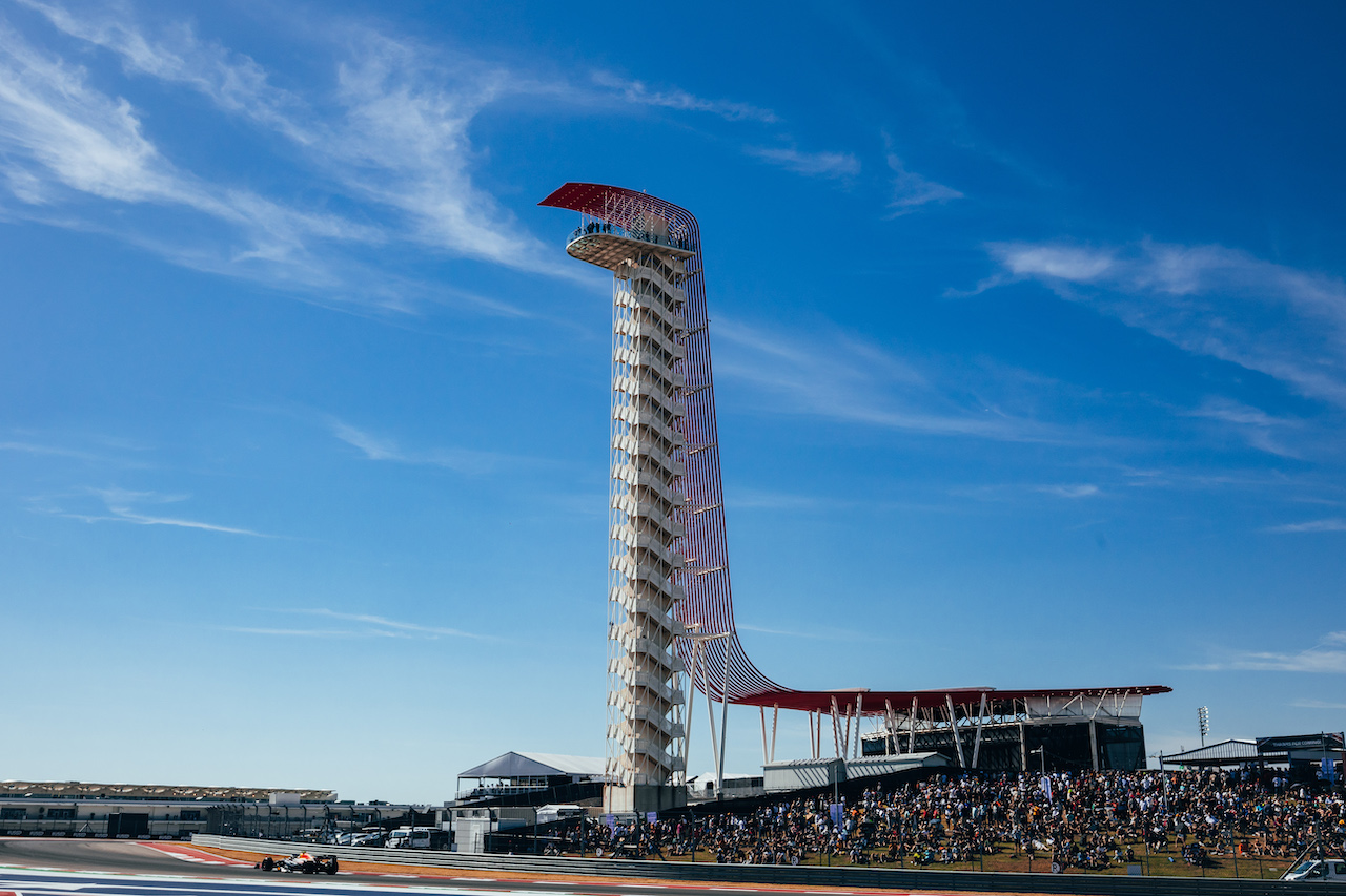 GP STATI UNITI, Sergio Perez (MEX) Red Bull Racing RB18.
22.10.2022. Formula 1 World Championship, Rd 19, United States Grand Prix, Austin, Texas, USA, Qualifiche Day.
- www.xpbimages.com, EMail: requests@xpbimages.com © Copyright: Bearne / XPB Images